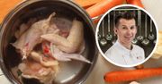 Karol Okrasa nie gotuje rosołu na całym kurczaku. Jedną część odcina i nigdy nie dodaje do garnka
