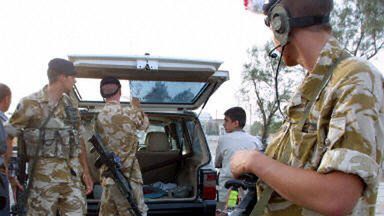 Żołnierze USA rewidują samochód Irakijczyka