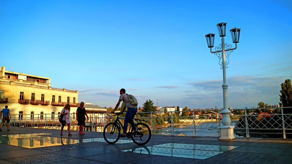 Kutaisi leży w zachodniej Gruzji nad rzeką Rioni. Liczy ok. 150 tys. mieszkańców i jest trzecim pod względem wielkości miastem w kraju