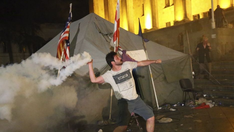 Demonstrant podczas zamieszek przed gmachem parlamentu w Tbilisi