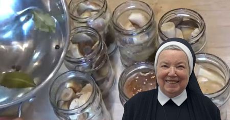 Siostra Anastazja zdradziła sekret najlepszej zalewy do grzybów na świecie. Nic się z nią nie może równać