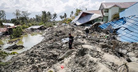 Przerażające nagranie z Indonezji. Budynek płynie w rzece błota