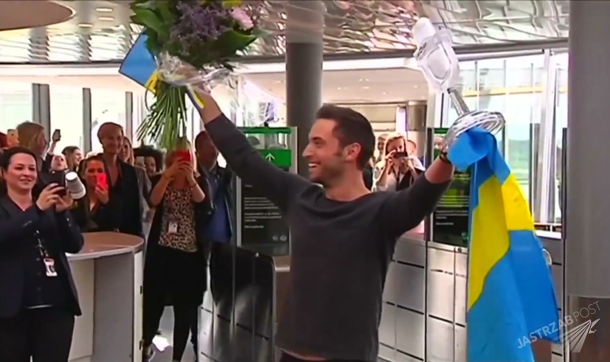 Mans Zelmerlow po Eurowizji 2015 na lotnisku w Szwecji