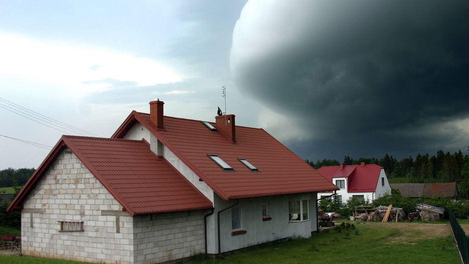 Sygnałem, że zbliża się niebezpieczeństwo, jest obecność na przodzie chmury burzowej wału szkwałowego