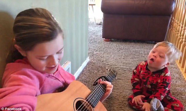 Siostra śpiewa braciszkowi z zespołem Downa. Tak go uczy