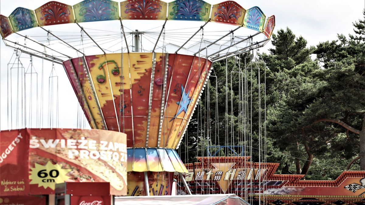 Wesołe miasteczko w Jastrzębiej Górze, które prowadzi pan Sławek