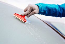 Skrobaczka, odmrażacz czy płyn do spryskiwaczy? Jak najlepiej usunąć lód z samochodu?