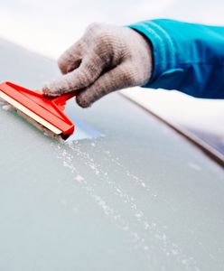Skrobaczka, odmrażacz czy płyn do spryskiwaczy? Jak najlepiej usunąć lód z samochodu?