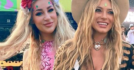 Madzia Wójcik z Marceliną Zawadzką bawią się na festiwalu. Stylizacje piękne, tylko ten napis w tle… Co za niefart