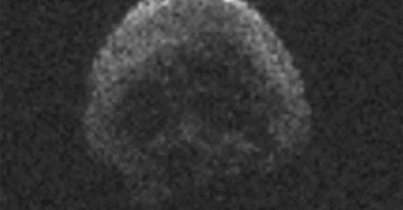 "Kosmiczna czaszka" leci w kierunku Ziemi. Wiemy, kiedy minie naszą planetę