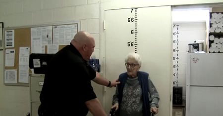 Świętowała setne urodziny. Przyjechali policjanci i ją aresztowali