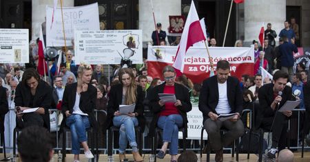 Czytała "bluźnierczą" sztukę. Opluwali ją i popychali. "Drżałam"