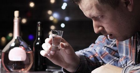 Tyle alkoholu pije się na świecie. Polacy w czołówce