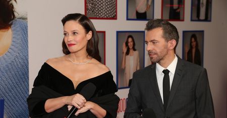 Magdalena Różczka na premierze filmu. Uwagę przykuwa ręka na brzuszku