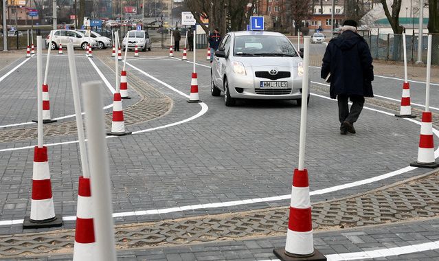 Prawo jazdy: na egzamin samochodem szkoły jazdy