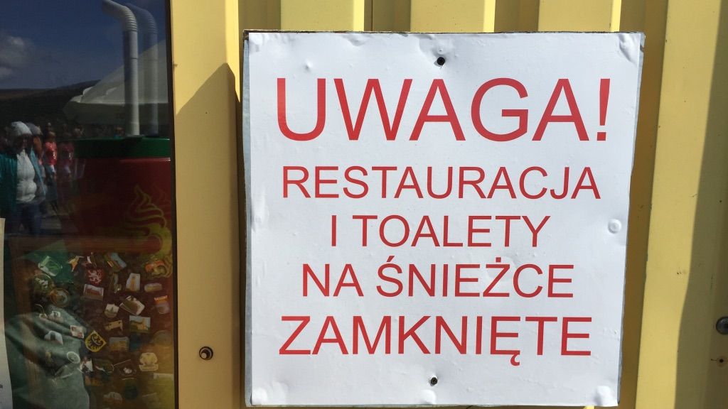 Informacje o zamkniętej restauracji na szczycie Śnieżki "krzyczą" do turystów w ostatnim czynnym schronisku na szlaku. 