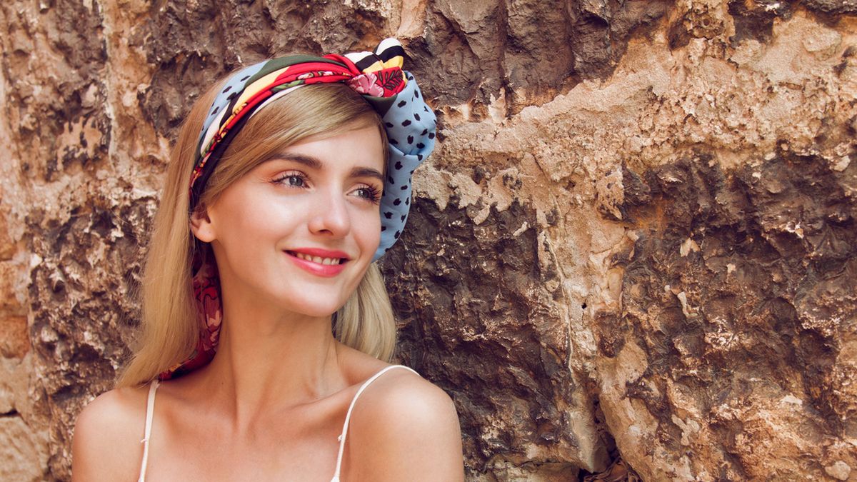 Kolorowe apaszki możemy nosić jako paski we włosach