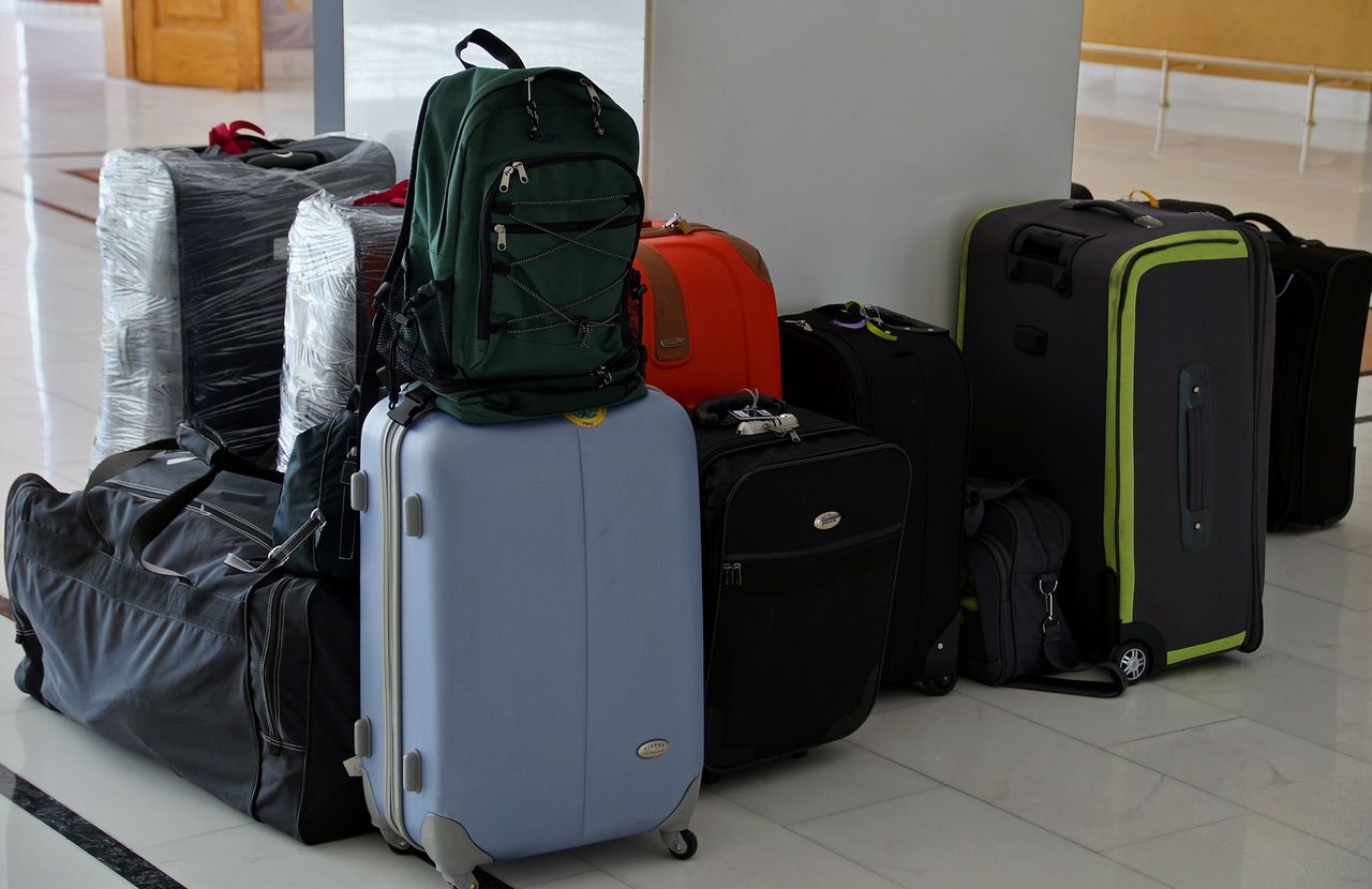 Bagażowy trafi do więzienia. Podmienił na lotnisku prawie 300 walizek