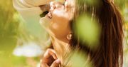 Agnieszka Sienkiewicz z 3-miesięczną córką na jesiennym spacerze. Fryzura małej Marysi zrobiła furorę w sieci