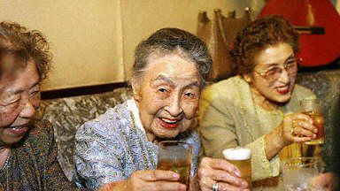 101-latka świętuje urodziny w prowadzonym przez siebie barze w Tokio