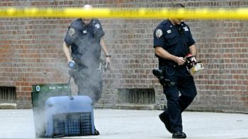 Policjanci sprawdzają podejrzaną błękitną walizkę