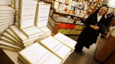 Papieska książka w księgarni w Watykanie