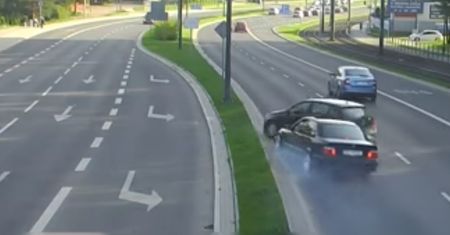 Groźna kolizja w Olsztynie. Samochód wylądował na innym aucie