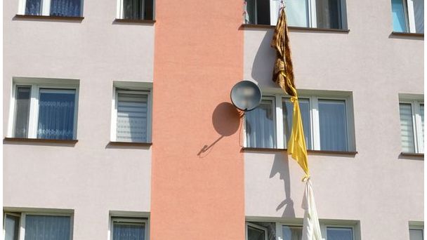 Drobny złodziej uciekał przez okno przed policją