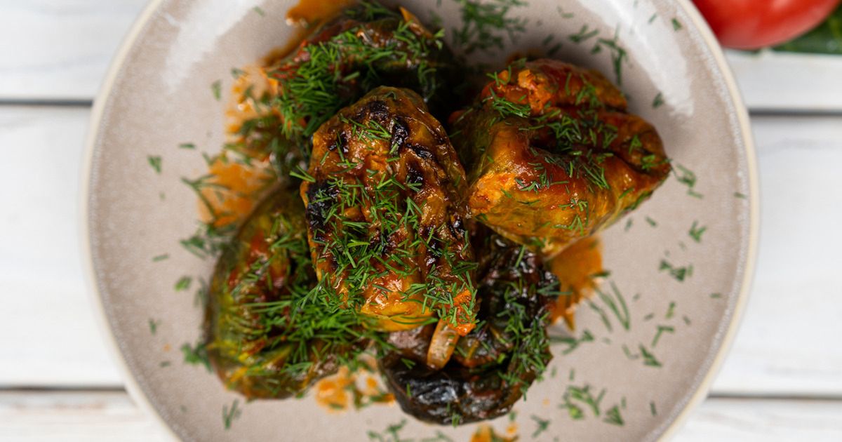 Gołąbkowe ślimaczki z młodej kapusty z sosem pomidorowym