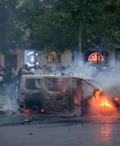 Zamieszki we Francji. Demonstranci demolowali wystawy i podpalali samochody