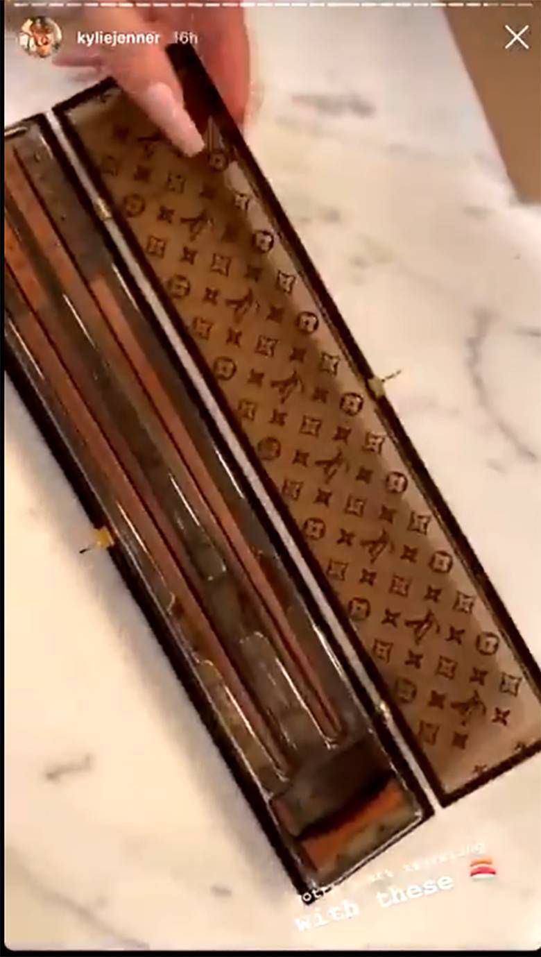 Kylie Jenner chwali się luksusowymi pałeczkami. Jak zareagowali internauci?