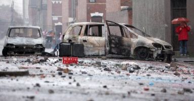Zamieszki w Belfaście - 40 policjantów rannych