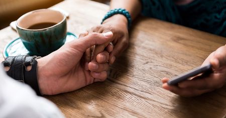 Co to jest curving? Coraz więcej ofiar popularnego randkowego trendu
