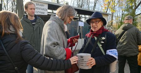 Wszystkich Świętych 2019. Imponujący początek kwesty na Starych Powązkach