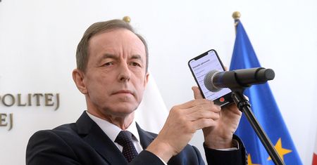 Prof. Tomasz Grodzki broni się przed atakami. Nowy świadek i kolejne akty oskarżenia. Marszałek na wojnie z "GP" i TVP