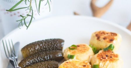 Kotleciki ziemniaczane z pieczonym łososiem