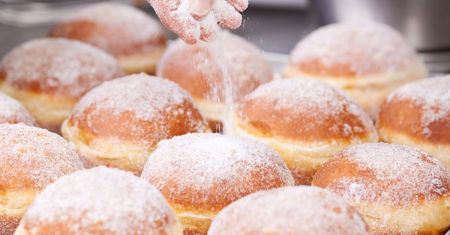 Przepis na pączki na tłusty czwartek. Jak w prosty sposób możemy zrobić pyszne, domowe pączki?