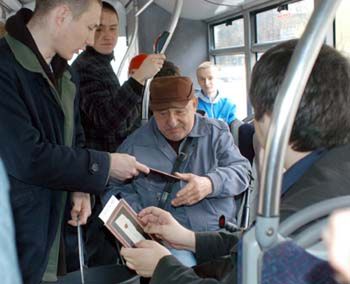 Książki w autobusie