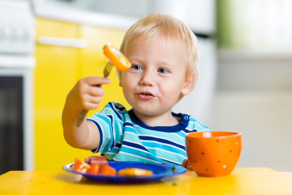 Od mleka mamy po smakowite kawałki prosto do rączki – sprawdź, jak zadbać o rozszerzanie diety dziecka!