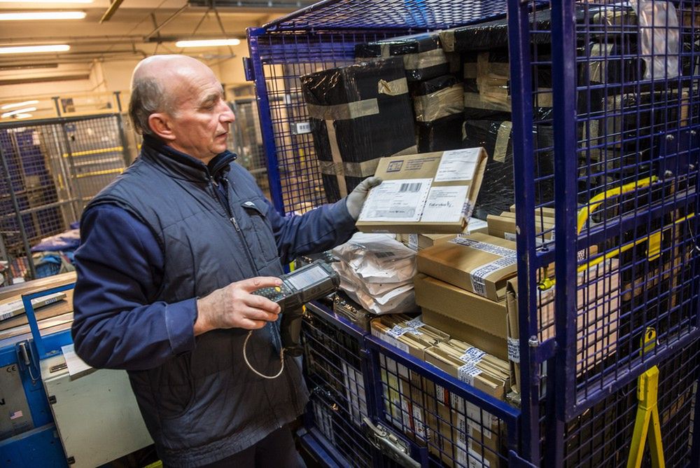 Paczkom z Chin przygląda się 22 specjalnie wyszkolonych celników