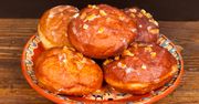 Tłusty czwartek. Ile kalorii ma pączek i jak je spalić?