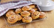 Kanelbullar - szwedzkie cynamonowe bułeczki do kawy