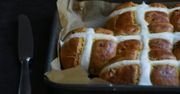 Hot cross buns. Tradycyjne bułeczki z Wielkiej Brytanii
