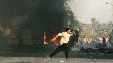 Płonący amerykański transporter opancerzony