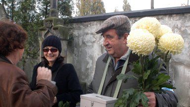 Krzysztof Kowalewski i jego żona Agnieszka Suchora podczas kwesty na Starych Powązkach