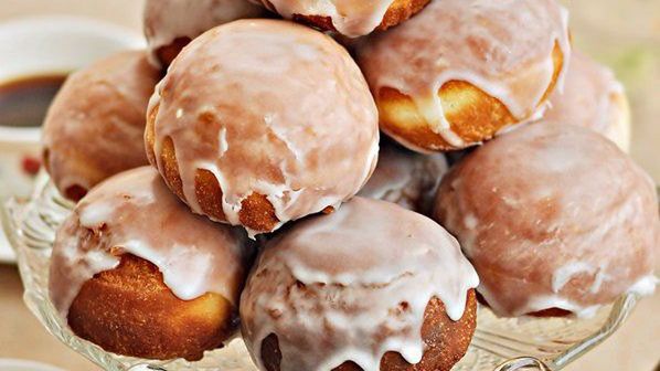 Pączki z marmoladą i lukrem