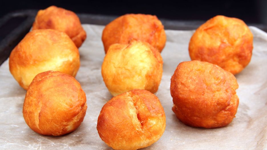 Mini pączki z bananami. Szybki dodatek do kawy