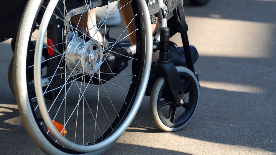 Chłopiec na wózku porzucony przez matkę 