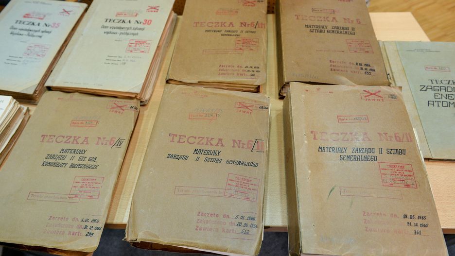 Teczki znalezione w domu gen. Kiszczaka. Podobne akta mogą być ujawnione za zmniejszenie emerytur funkcjonariuszom.
