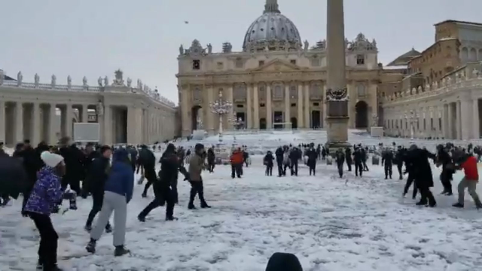 Śnieżna bitwa w Watykanie. Seminarzyści celowali w turystów